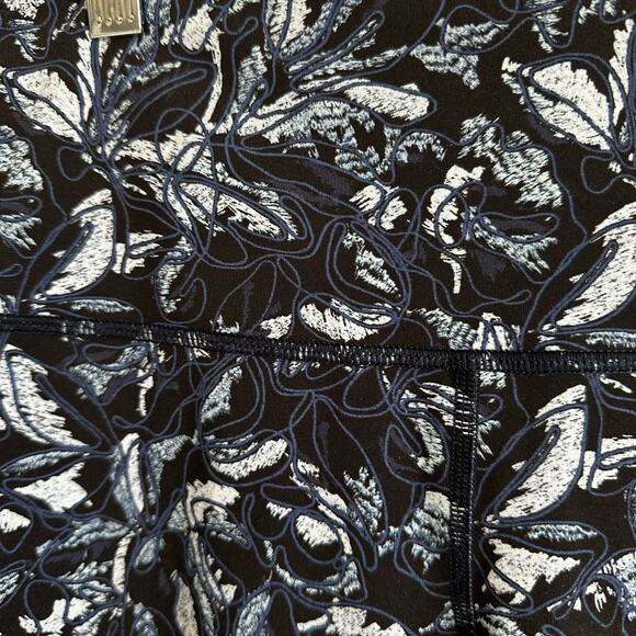 Lululemon Wunder Under Hi-Rise Navy Floral Leggings 6 - Picture 3 of 8